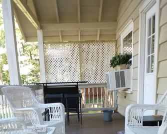 Adorable lake home with 2 bedrooms and sleep in loft with full size beds - Tafton - Patio