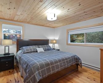 Rustic Lakeside Cabin with Hot Tub - Dildo