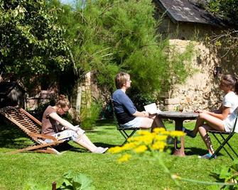 Charming 17th Century House with Modern Comforts, Large Garden, Garage, and Outdoor Activities - Saint-Calais - Patio