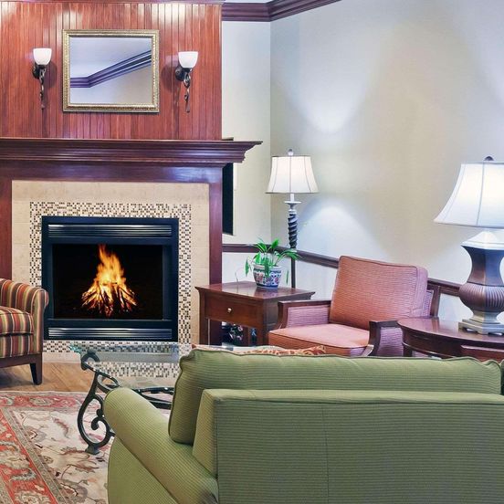 Living room view of Country Inn & Suites by Radisson, Tulsa, OK