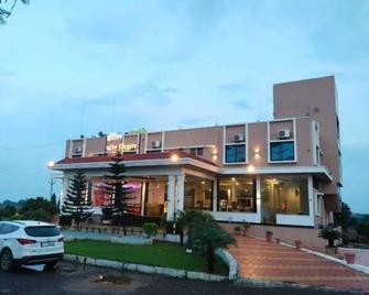 Hotel Four Season (Close to Ajanta & Ellora Caves) - Sillod - Building