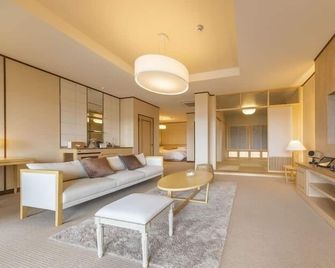 Katakura Silk Hotel - Suwa - Huiskamer