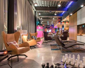 Moxy Aberdeen Airport - Aberdeen - Lobby