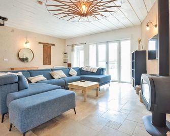 Awesome Home In Saint-Vaast-La-Hougue - Saint-Vaast-la-Hougue - Salon