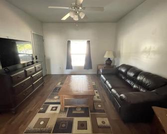Central Ict.W - Wichita - Living room