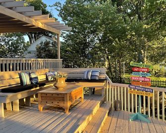 Beautiful lake front 5 bedrooms , 3 full baths fully renovated on Lake Simcoe - Beaverton - Patio