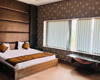 Hotel Riya Palace By Standards - Халдвані - Спальня