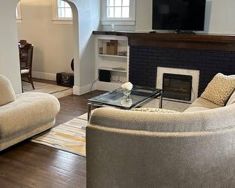 House of Love. Close to Downtown Detroit. - Highland Park - Wohnzimmer