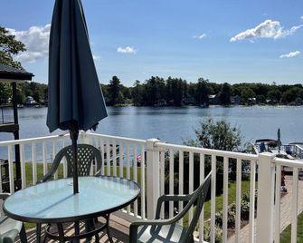 Clean, Sunny, Spacious Waterfront Condo With WiFi and Private Entrance - Tilton - Balcón