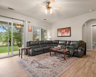 The Rivercrest Branch House - Close to Costco, Boat Ramp, Fishing, and Shopping - Redding - Living room