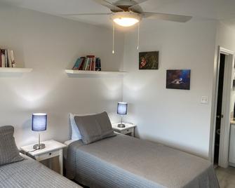 Oceanfront renovated 2 bd 2.5 bth, pool, boardwalk, easy access to whole island. - George Town - Habitación