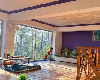 The Alpine Vista - Almora - Living room