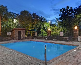 Hampton Inn Charleston/Mt. Pleasant-Patriots Point - מאונט פלזנט - בריכה