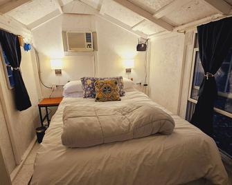 Manset Cabin 1 - Southwest Harbor - Bedroom