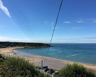 The Crown Hotel - Pwllheli - Beach