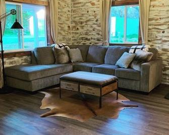 Hidden Falls Farmhouse - Auburn - Salon