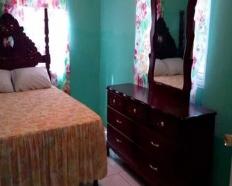Reggae Moon Guesthouse - Falmouth - Quarto