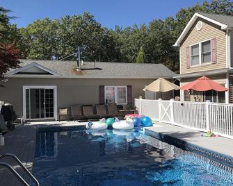 #1 Rated Deluxe Hampton Estate: Pickleball, Tennis, H Pool, 7 Bdrm Videos! - Westhampton - Piscina
