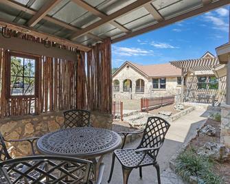 Milk Bath Springs Cottage - Dripping Springs - Patio
