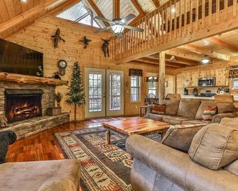 Heaven On The Toccoa Where You Will Enjoy The Sites And Sounds Of The Toccoa River - Mineral Bluff - Living room