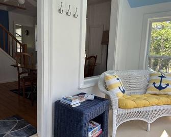 Cheerful 2 bedroom cottage in Georgetown, ME - Georgetown - Living room