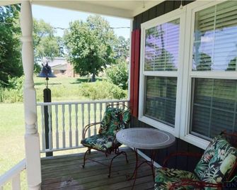 Persimmon Place cozy cabin with AC in Marshall - Perfect for a relaxing getaway - Marshall - Balkon