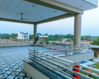 Gobravo 11 6bhk Farm With Pool Sohna Road Gurgaon - Gurugram - Balkon