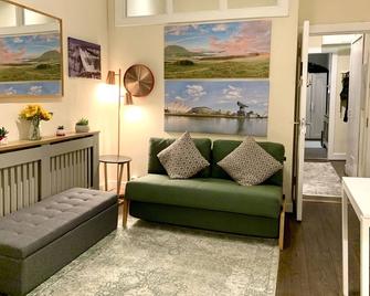 Stylish top-floor flat in heart of trendy Finnieston - Clydebank - Living room