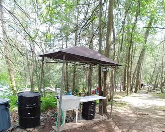 Campers Paradise, cozy tents, hot showers, free wifi, pet firndly - Dover Plains - Patio