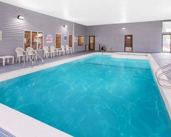 Days Inn by Wyndham Sault Ste Marie MI - Sault Ste. Marie - Pool