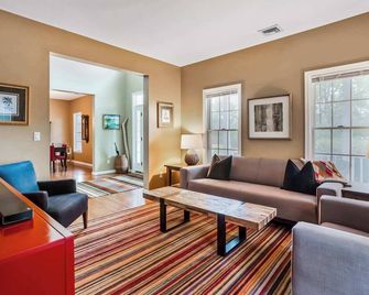 North Fork Escape: Spacious, Stylish, Serene Yard - East Marion - Living room