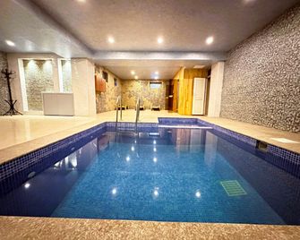 The Family Hotel - Baku - Piscină