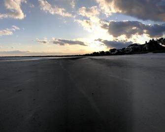 Perfect Pine Point beach house with rooftop deck and private yard! - Scarborough - Beach