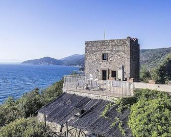 Torre Rivellina: A characteristic three-story ancient watch tower built sheer above the sea and with direct access to the sea, with Free WI-FI. - Grosseto - Gebäude