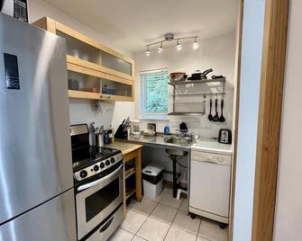 West Coast Cabin - Ucluelet - Kitchen