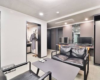 Ytt Hotel - Busan - Living room