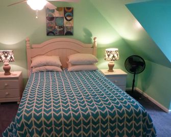 Duck's Delight - Pet friendly rentals within walking distance to Maddox Blvd! - Chincoteague - Schlafzimmer