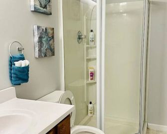 Overbrook Delight -tranquil stay for day and night - Monroe - Bathroom
