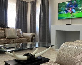 Breathtaking modern home for holiday makers, business and romantic gateways! - Bulawayo - Olohuone