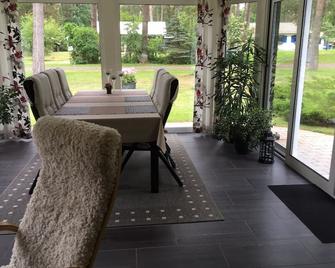 Lovely cottage in Juleboda a short walk from the fine sandy beach. - Degeberga - Patio