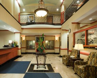 Holiday Inn Express & Suites Fairfield-North By IHG - Fairfield - Lobby