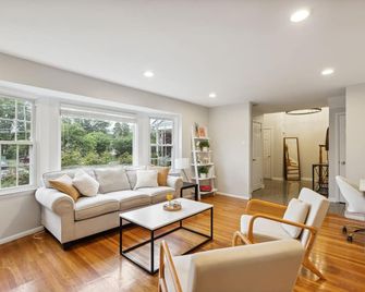 The Chill Pad Deluxe in Cherry Hill - Cherry Hill - Living room