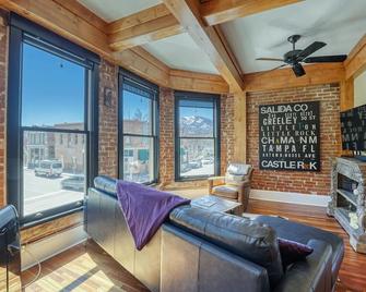 Corner Condo- The Perfect Location For Your Salida Getaway! - Salida - Living room