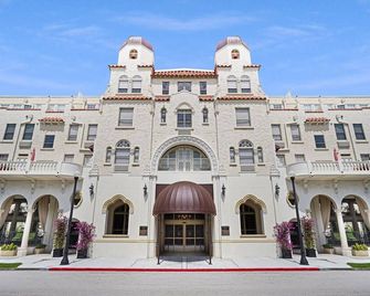 Poolside Oasis with Beach Access - Palm Beach - Building