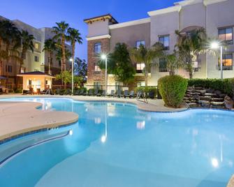 Holiday Inn Express & Suites Phoenix - Glendale Sports Dist, An IHG Hotel - Glendale - Piscina