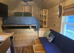 Tiny House with fire place. 5 min from Stratton Mt. 3 min WALK from Pikes Falls! - Jamaica - Sala de estar