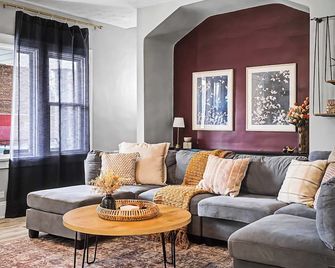 Newly Renovated and Designed Near Downtown - Cleveland - Living room