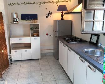 Spacious villa downstairs in mature garden with swimming pool surrounded by greenery - Ducos - Cuisine