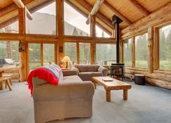 Scenic Montana Cabin Rental about 1 Mi to Yellowstone! - Cooke City - Wohnzimmer
