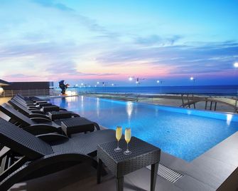 Hotel Whistlelark Jeju - Jeju - Piscina